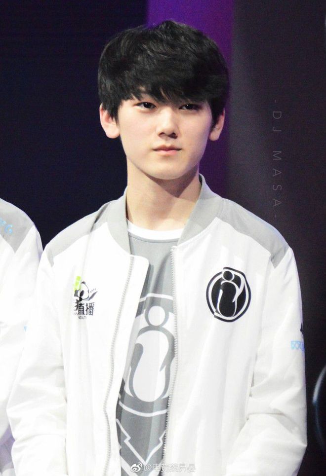 TES提前两轮成为2024LPL夏季赛第一支晋级登峰组的战队！