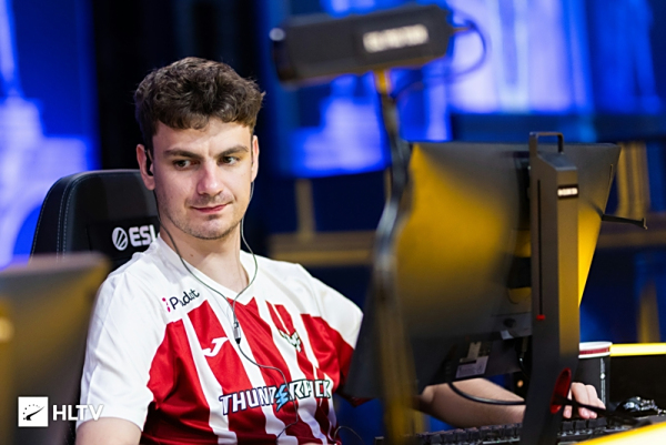 昨日赛果、目前积分情况和今日赛程：LGD 0：2 JDG UP 1：2 EDG